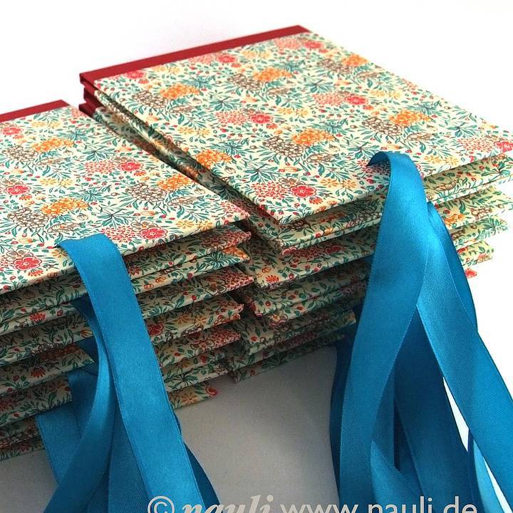 CD Hülle Sommerblumen petrol mit rotem Buchleinen und türkisfarbenem Satinband