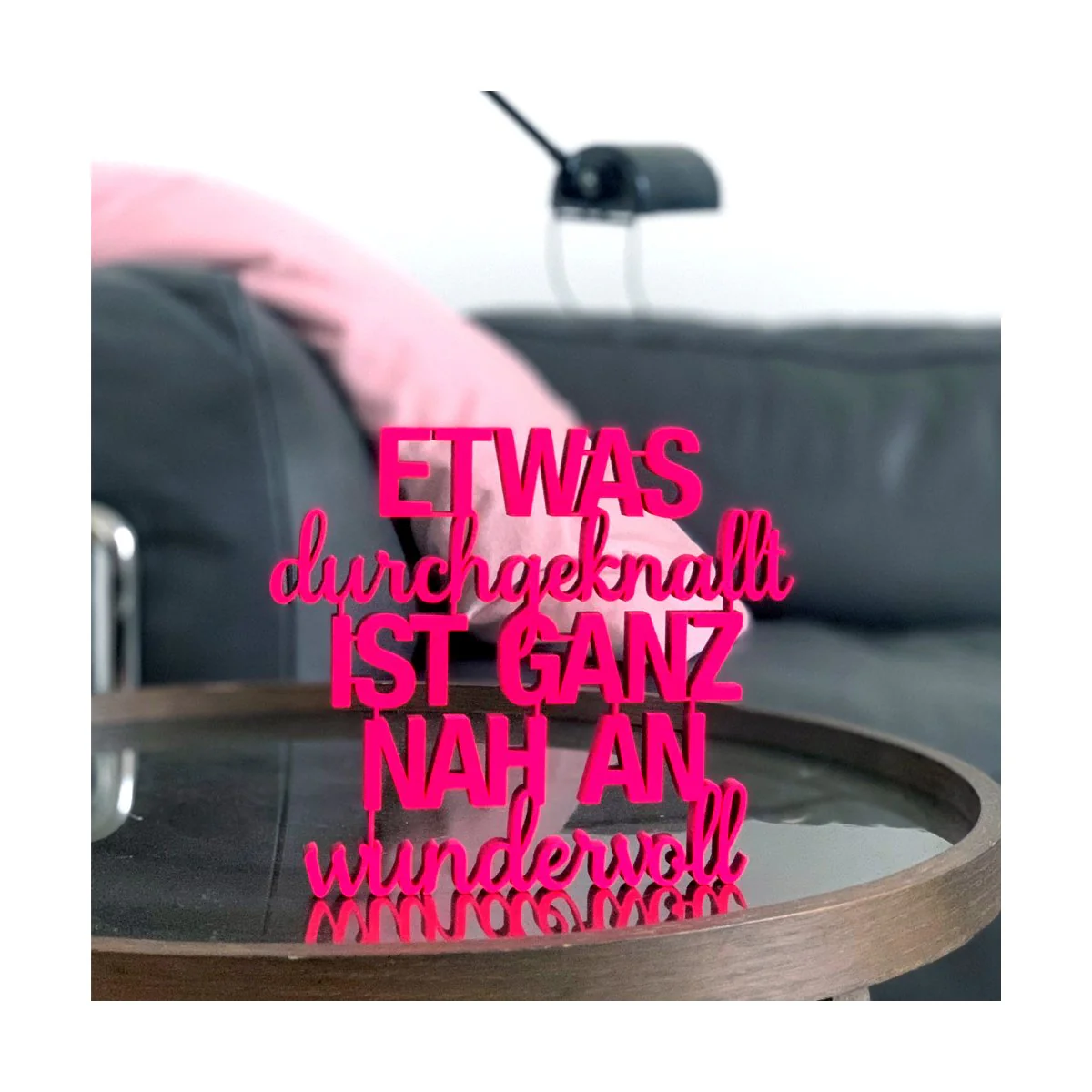 Etwas durchgeknallt ist ganz nah an wundervoll - neonpinker 3D Schriftzug aus Holz