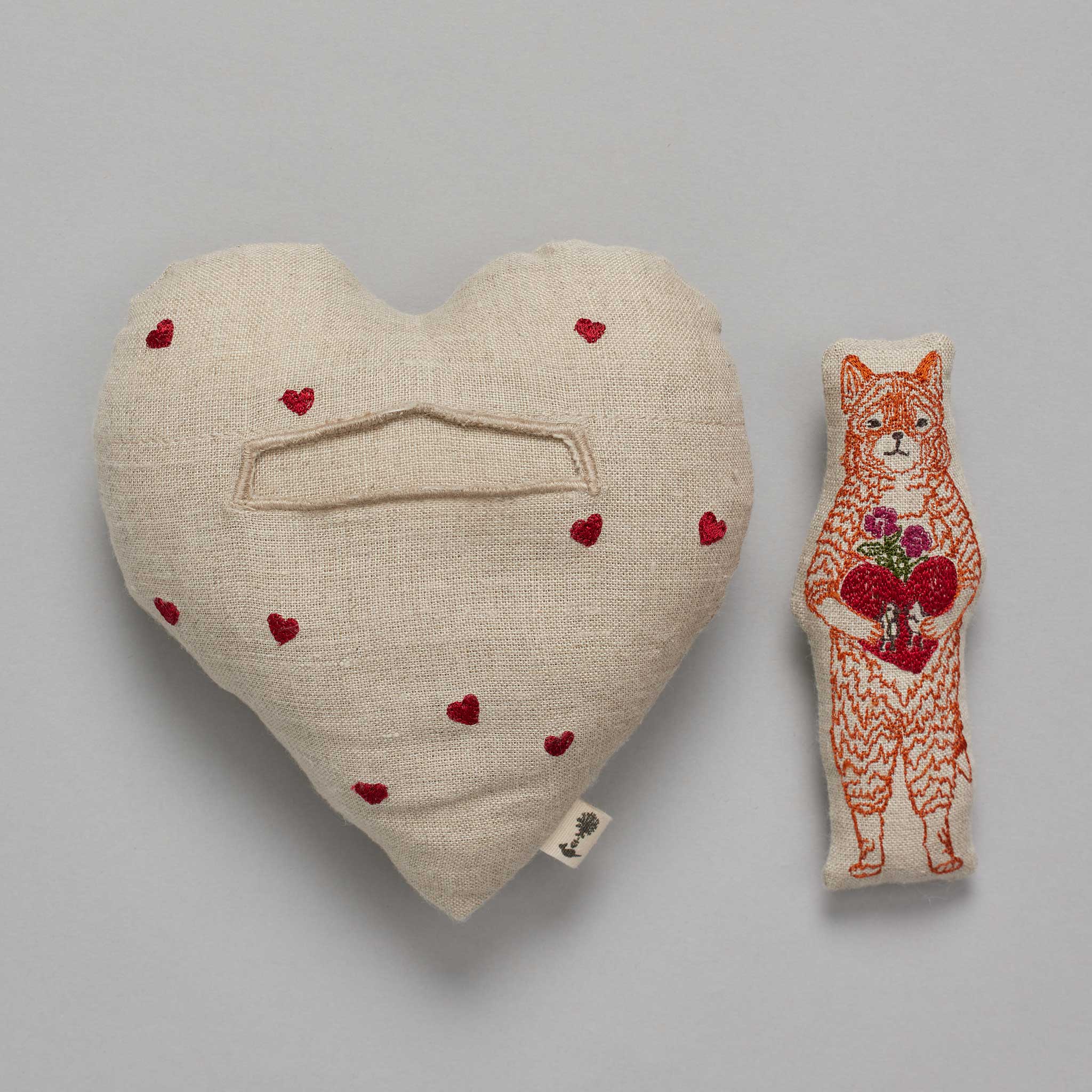 Fox in Love - besticktes Leinenkissen in Herzform mit Fuchspuppe - Image 3