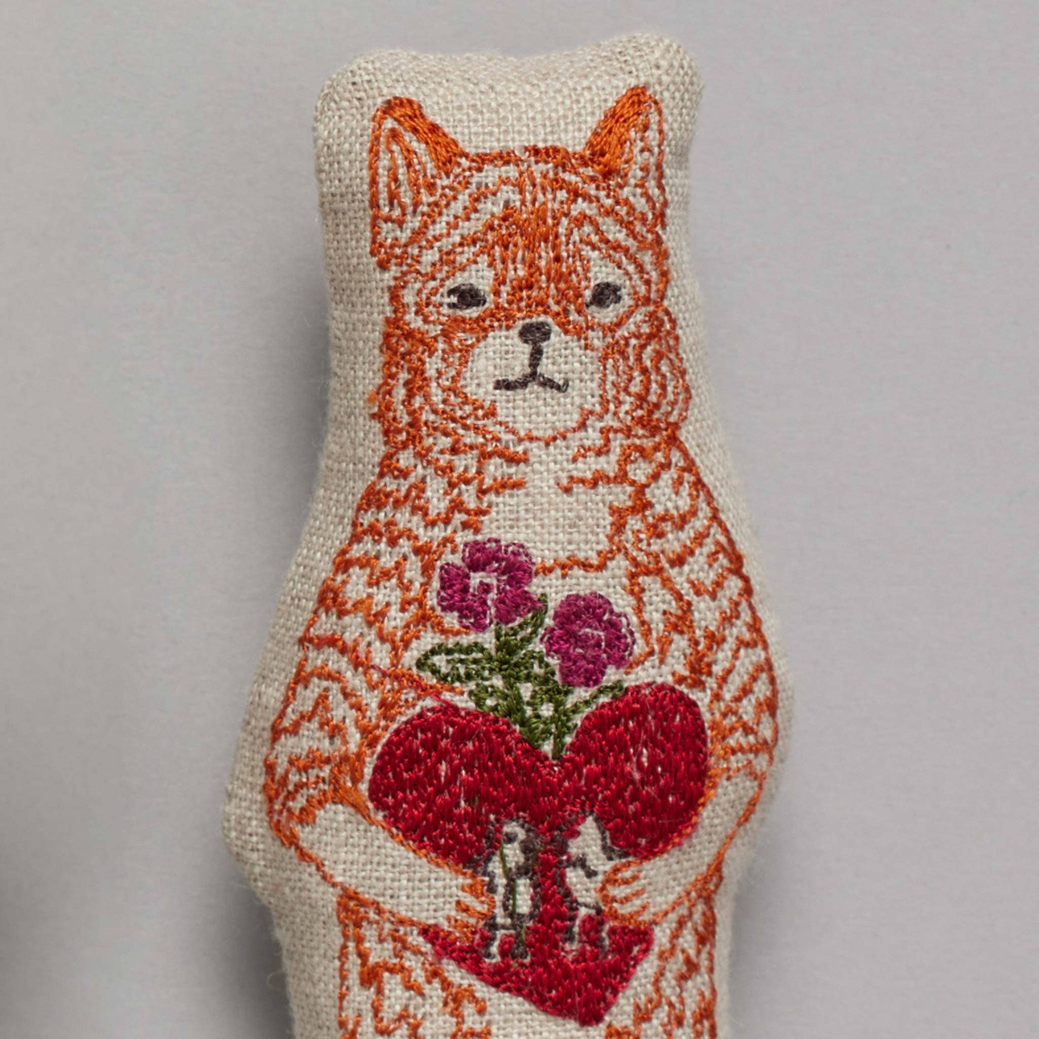 Fox in Love - besticktes Leinenkissen in Herzform mit Fuchspuppe - Image 4