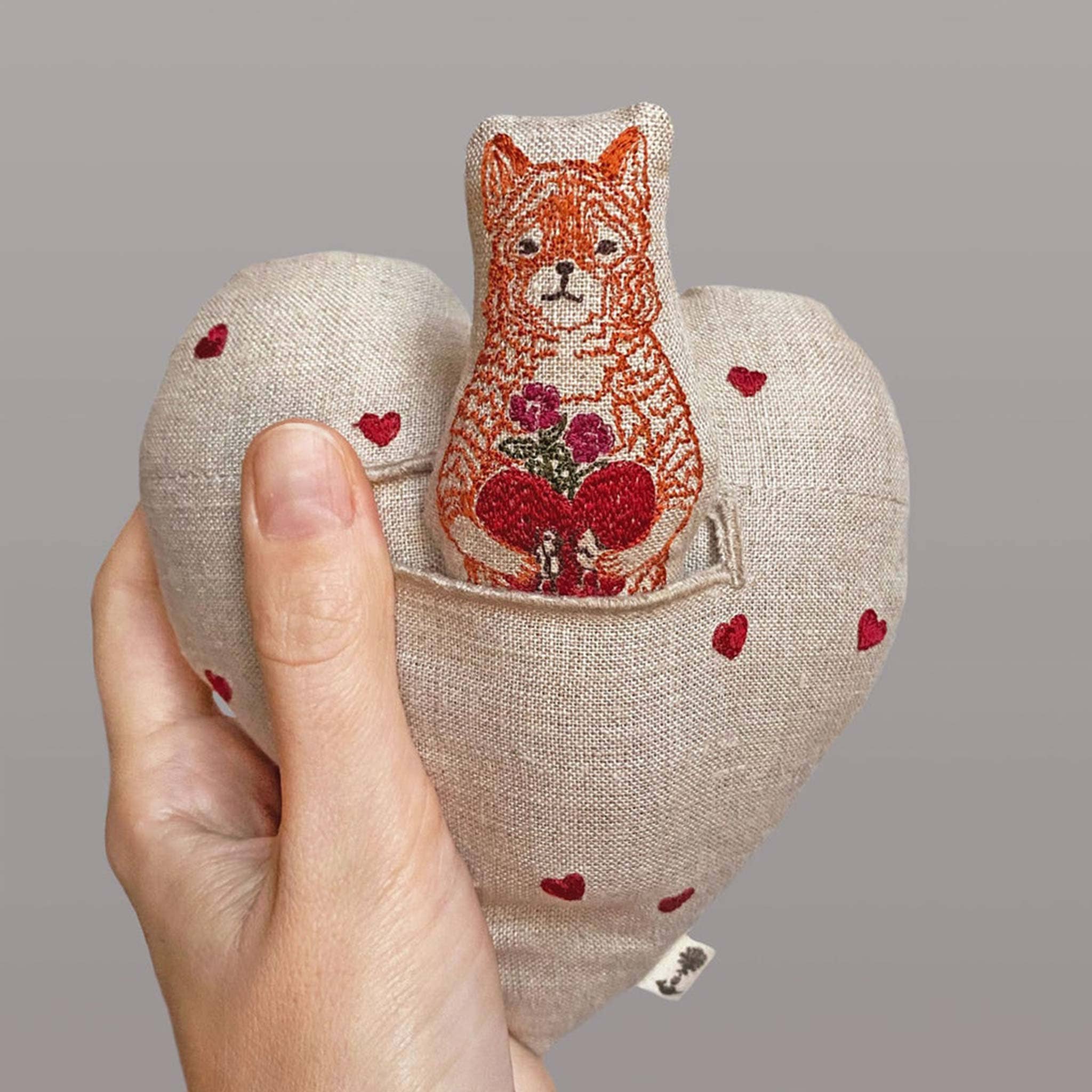 Fox in Love - besticktes Leinenkissen in Herzform mit Fuchspuppe - Image 5