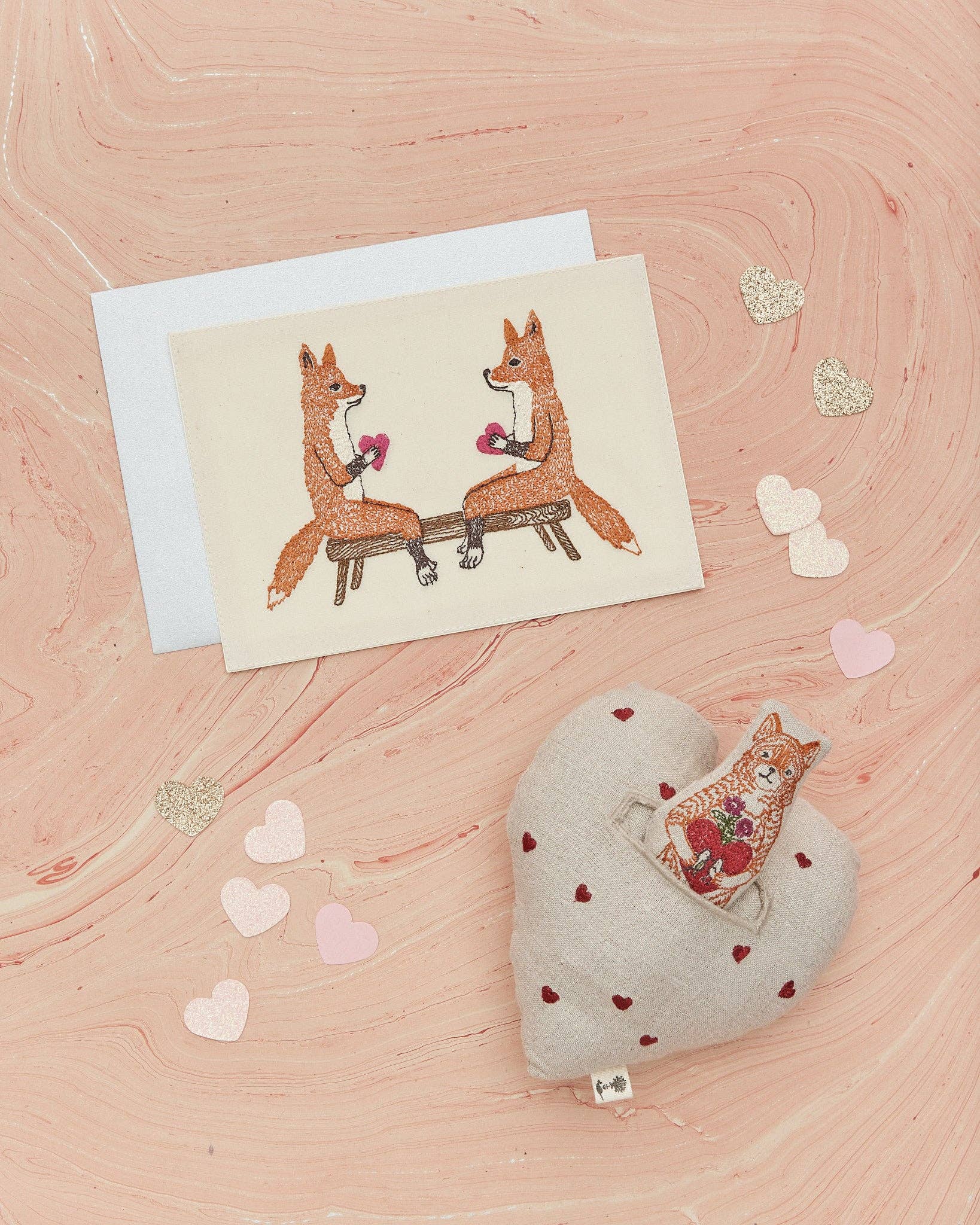Fox in Love - besticktes Leinenkissen in Herzform mit Fuchspuppe - Image 6