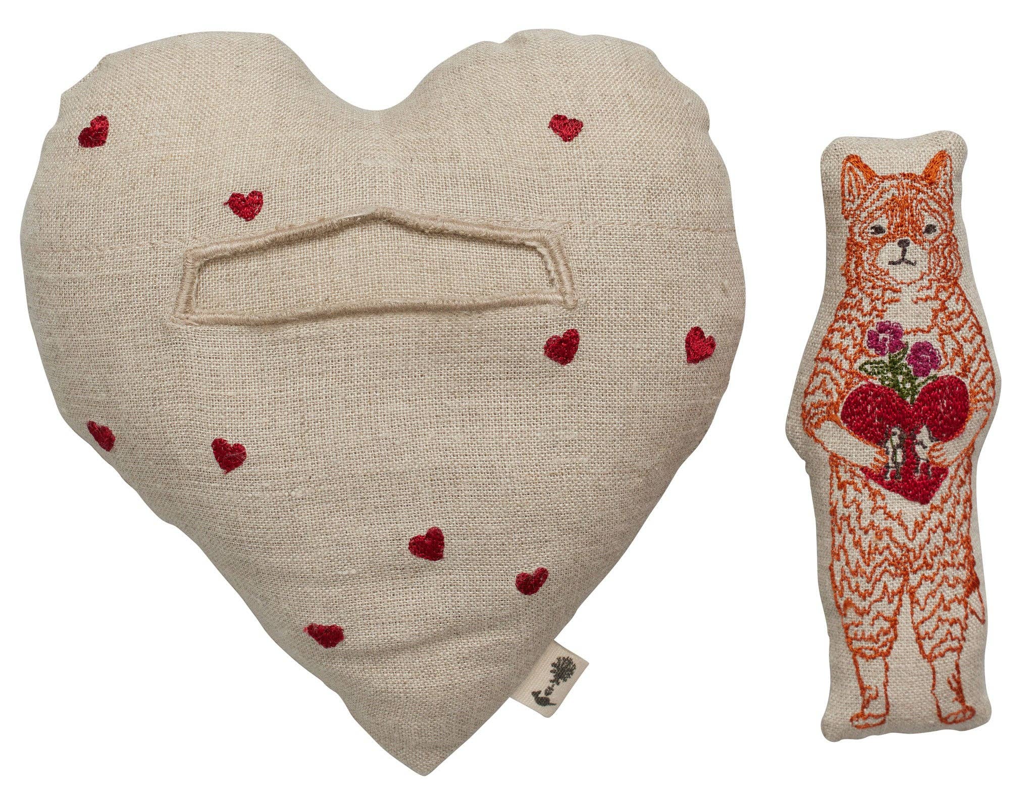 Fox in Love - besticktes Leinenkissen in Herzform mit Fuchspuppe - Image 9