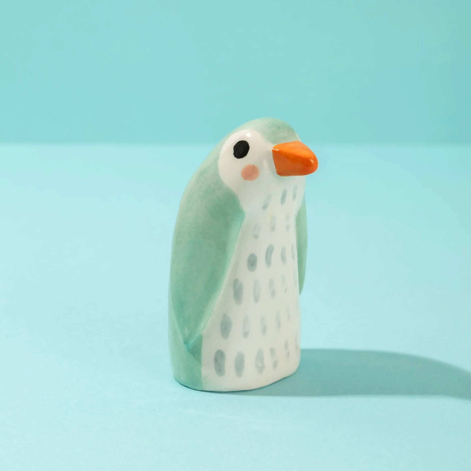 Kleine Keramikskulptur  |  Mama Pinguin mint