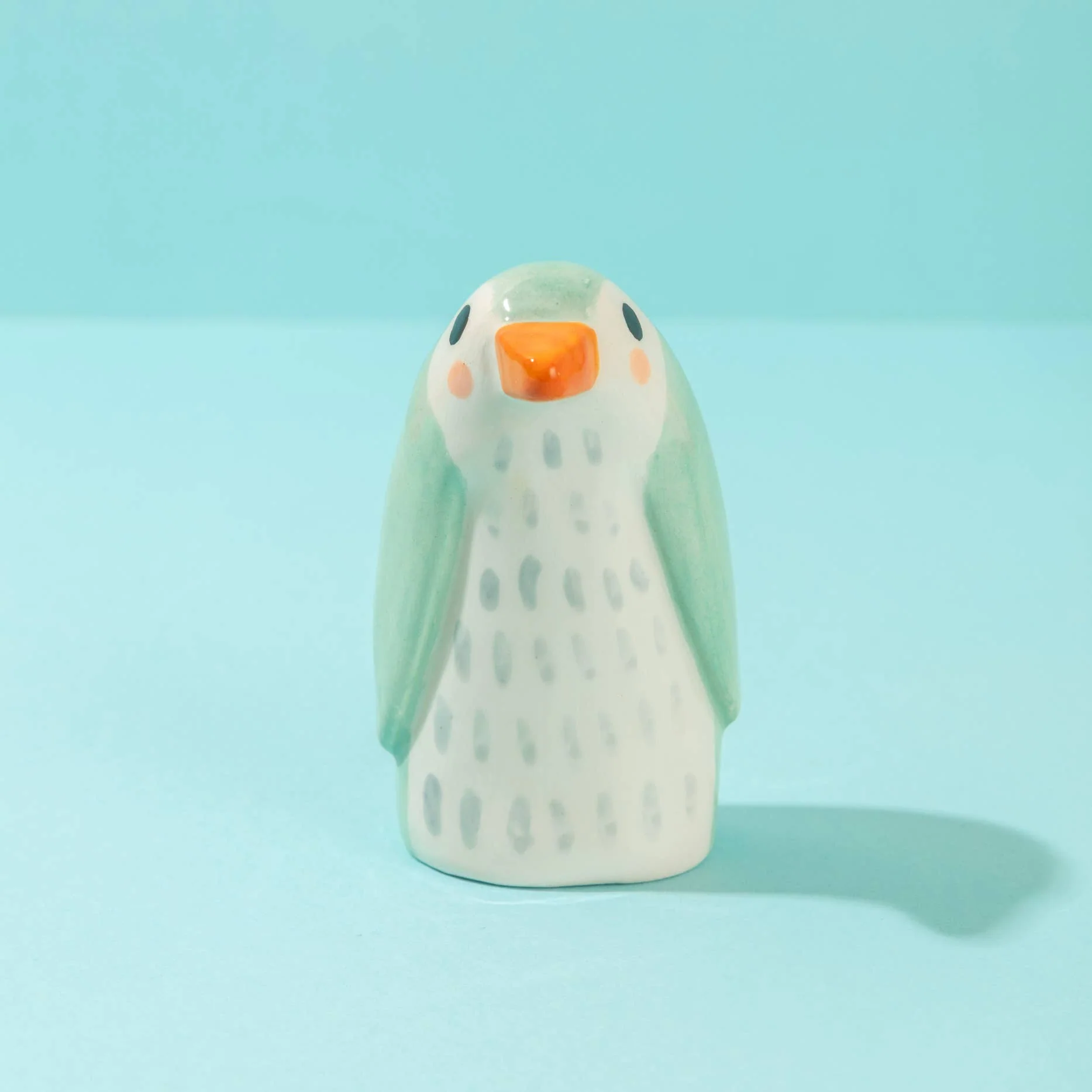 Kleine Keramikskulptur  |  Mama Pinguin mint - Image 2