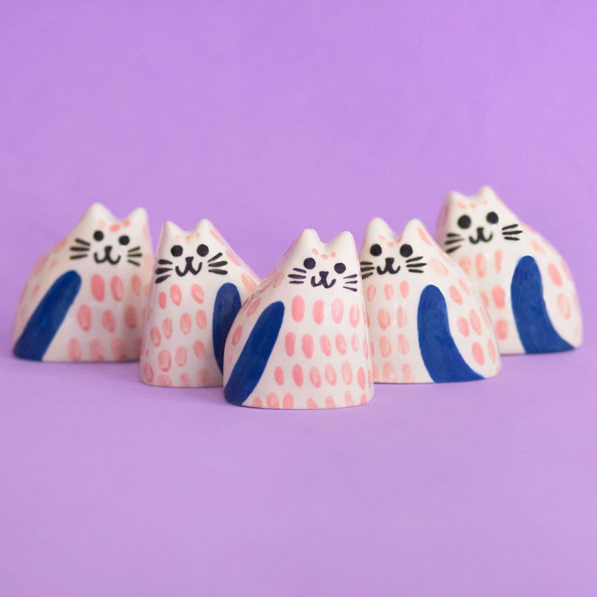 Kleine Keramikskulptur | Katze rosa dunkelblau - Image 4