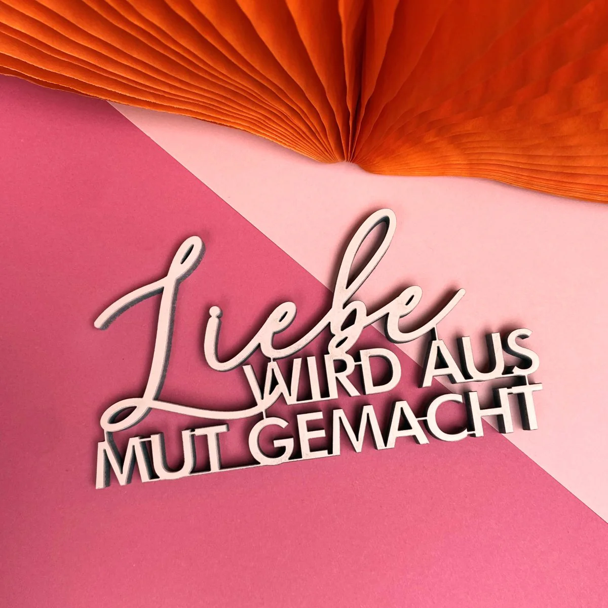 Liebe wird aus Mut gemacht - Schriftzug aus Holz