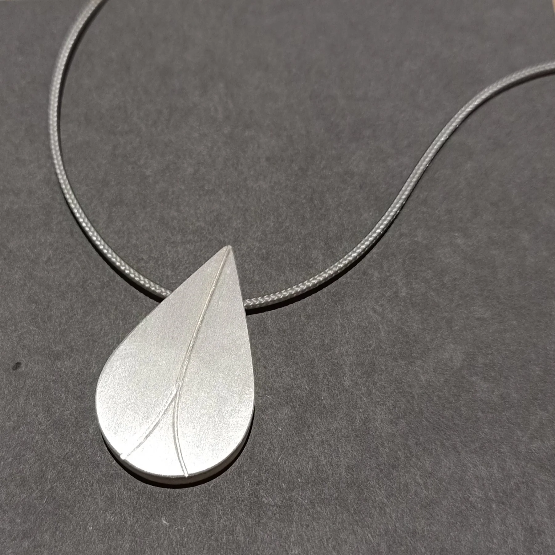 Medaillon aus Silber Blüte in Tropfenform von Mabotte - Mittel