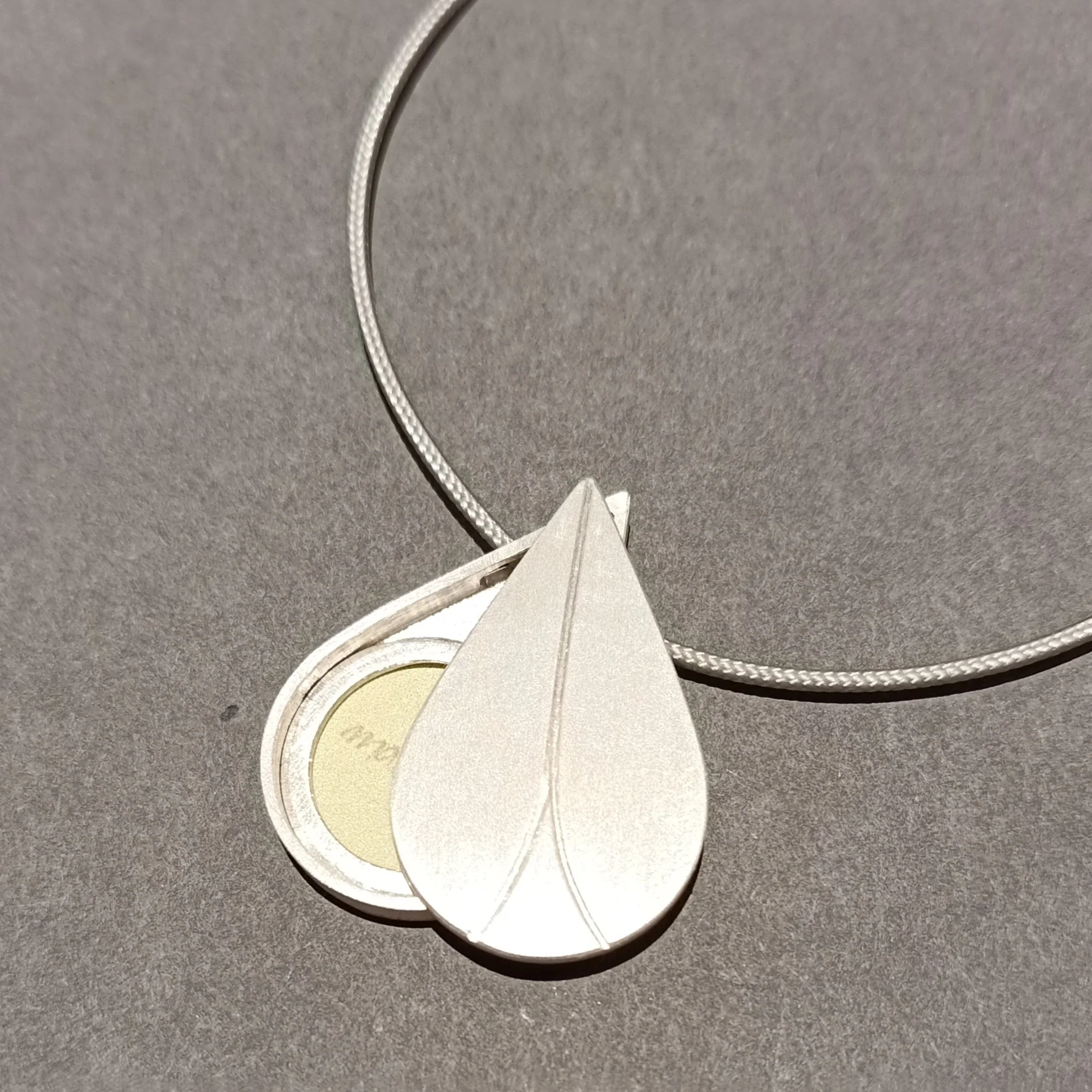 Medaillon aus Silber Blüte in Tropfenform von Mabotte - Mittel - Image 2