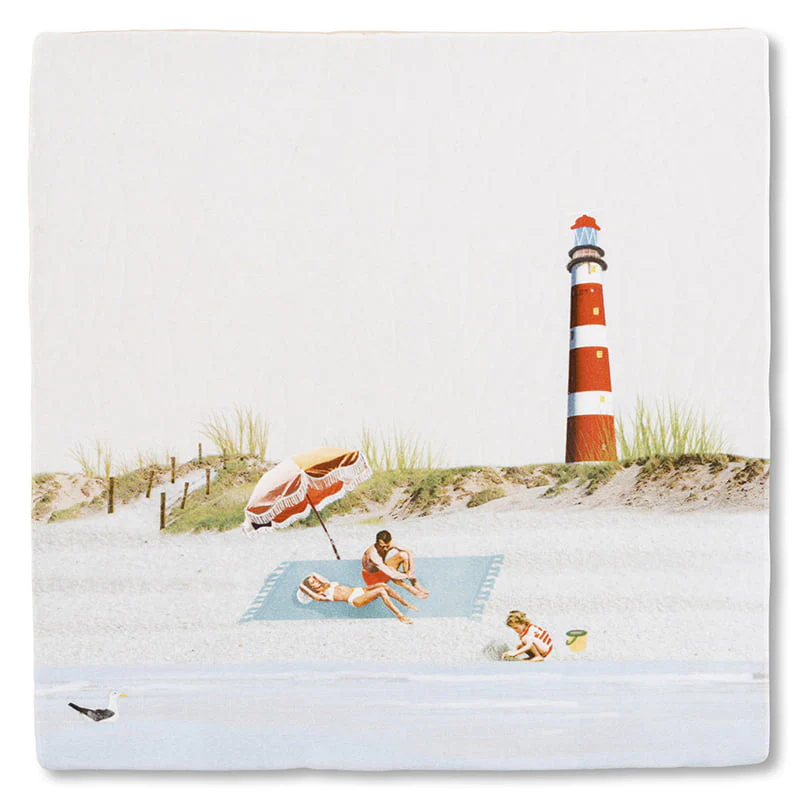 Salty Sand of Ameland - Familie am Strand mit Leuchtturm - StoryTiles